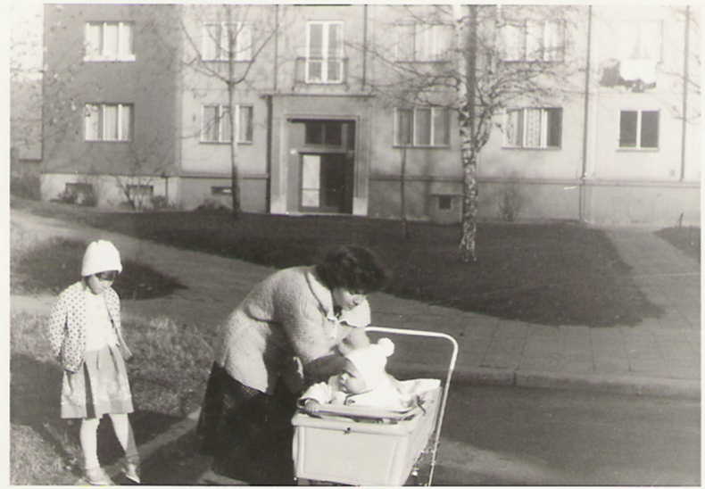 1982_s mámou a bráchou.jpg